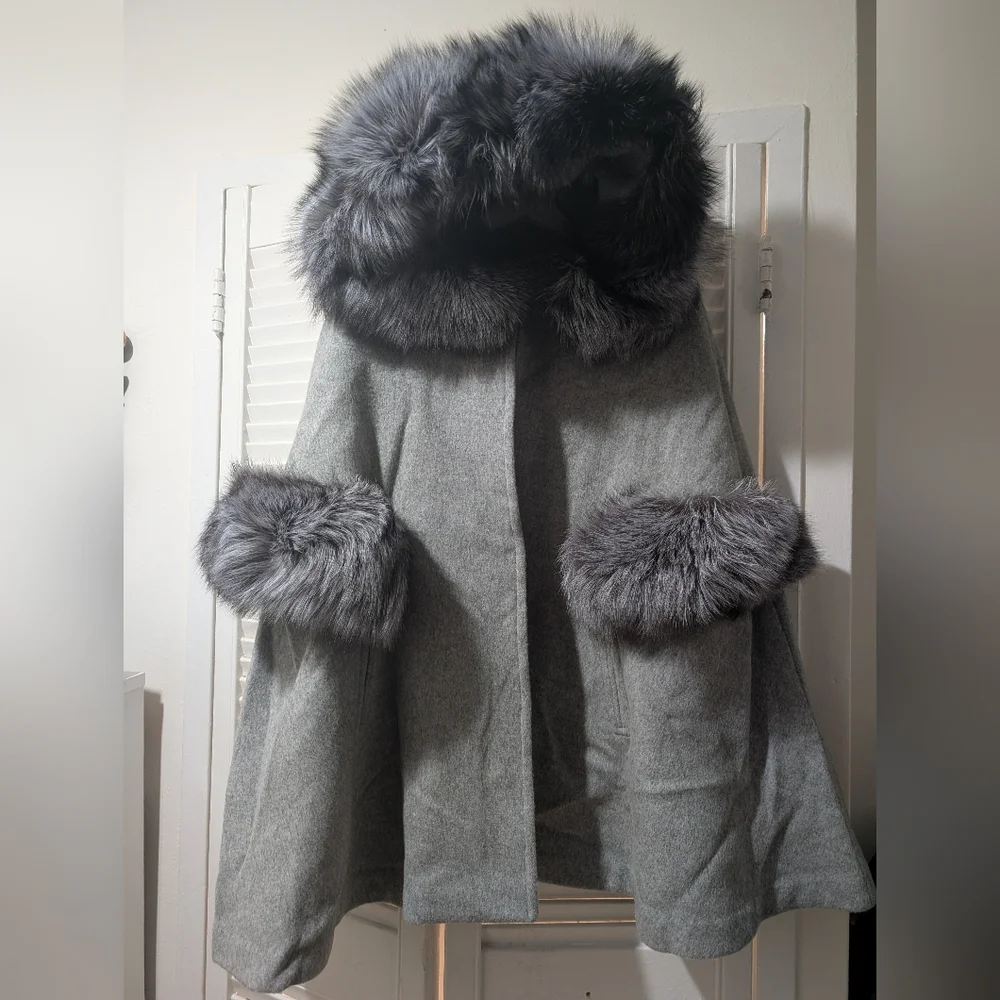 Gray Cape with Fox Fur Trim - Picture 5 of 10